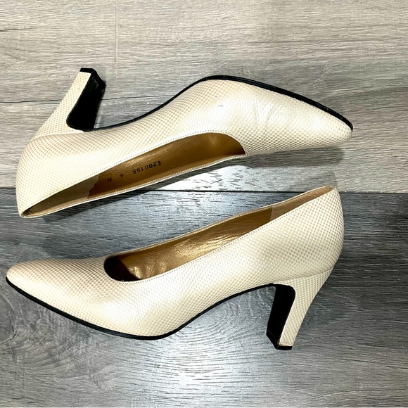 Stuart Weitzman  Creamy-Gold Pumps w Textured Leather, Block Heels, Size 6 - Picture 9 of 14